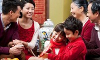 Xông đất đầu năm là phong tục lâu đời của người Việt. Ảnh minh họa