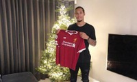 Virgil van Dijk cầm trên tay áo đấu của Liverpool. Ảnh: Getty Images