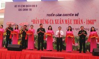 Cắt băng khai mạc triển lãm.