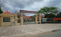 Trường Tiểu học Bình Chánh, nơi xảy ra việc giáo viên quỳ xin lỗi phụ huynh. Ảnh: Người Lao Động.