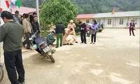 Hiện trường vụ tai nạn vụ cô giáo lùi xe làm 1 học sinh chết, 1 em khác bị thương phải nhập viện (ảnh: Trấn Long/VOV-Tây Bắc)
