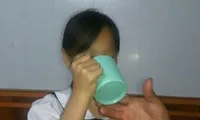 Cháu P.A đã bị cô giáo chủ nhiệm yêu cầu uống cốc nước được vắt từ giẻ lau bảng