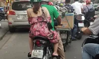 Không ít những chiếc xe bị che biển số vẫn chở khách lưu hành trên phố. Ảnh: Vietnamnet