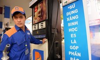 Giá xăng có thể được điều chỉnh tăng. Ảnh: Hữu Khoa.