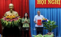Bí thư Tỉnh ủy An Giang Võ Thị Ánh Xuân (trái) trao Quyết định của Thủ tướng Chính phủ giao Quyền Chủ tịch UBND tỉnh An Giang (nhiệm kỳ 2015 - 2020) cho ông Nguyễn Thanh Bình. Ảnh: Công Mạo/TTXVN