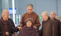 Thiền sư Thích Nhất Hạnh trở về Việt Nam sau một thời gian thăm khám sức khỏe ở Thái Lan. Ảnh: Võ Thạnh.