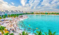 Người Hà Nội vui Tết Độc lập giữa “biển trong lòng phố” 