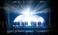 Bùng nổ 'điệu nhảy đa vũ trụ' của sinh viên Trường ĐH Anh Quốc Việt Nam tại The Universe Showcase
