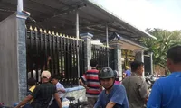 Nghi vợ quan hệ tình cảm với thợ sơn, chồng ôm vợ tự thiêu 
