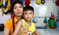 Ngay ngày đầu đi học, bé trai bị bỏ quên trong trường học 