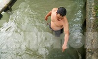 Hố nước &apos;không đáy&apos;, ngàn người múc cùng lúc không hết