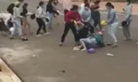 Xác minh nhóm nữ học sinh đánh nhau giữa lúc đang cách ly xã hội 