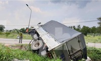 Xe bán tải rụng bánh văng xa hàng chục mét sau tai nạn