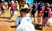 Trao học bổng ‘tiếp sức đến trường’ cho học sinh vùng biên giới