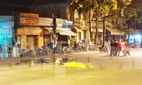 Xe máy vượt đèn đỏ gây tai nạn làm 5 người thương vong