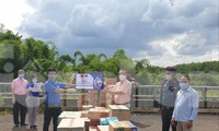 Trao nhu yếu phẩm phòng dịch hơn 100 triệu đồng cho một huyện ở Campuchia 