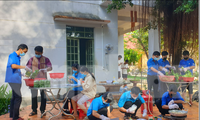 Bạn trẻ trổ tài khéo tay làm món ăn gửi tặng chốt chống dịch và khu cách ly