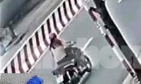 Tông cụ ông nguy kịch, cô gái tăng ga bỏ chạy mặc nạn nhân giữa đường