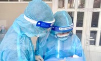 Hai tình nguyện viên giúp sản phụ &apos;mẹ tròn con vuông&apos; trong khu cách ly ở Bình Dương
