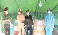 Khen thưởng đột xuất tuổi trẻ công an, hỗ trợ sinh viên xa nhà ở ‘điểm nóng’ Bình Dương