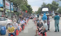 Người dân Bình Dương tiếp tục xếp hàng dài chờ tiêm vắc xin của Sinopharm