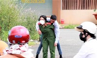 Ấm lòng hình ảnh nữ học viên cảnh sát cõng người đàn ông gặp tai nạn