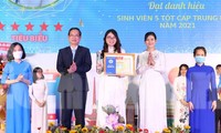 Bình Dương tuyên dương nhiều gương sinh viên xuất sắc