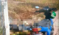 Phát hiện người đàn ông tử vong cạnh xe máy với nhiều vết thương