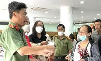 Công an Bình Dương tăng ca trong ngày đầu cấp hộ chiếu mẫu mới