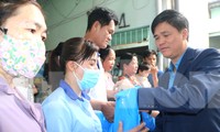 Công nhân lao động khó khăn ở Bình Dương rơi nước mắt khi nhận quà