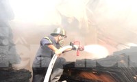 Cháy xưởng mút xốp ở Bình Dương, cột khói đen bốc cao hàng chục mét