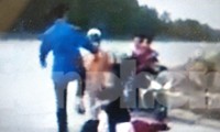 Con đánh nhau, cha gọi người mang súng đi &apos;nói chuyện&apos; với phụ huynh