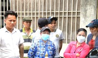 Sáng đi làm nhận tin nhà máy đóng cửa, công nhân &apos;cầu cứu&apos; khắp nơi 