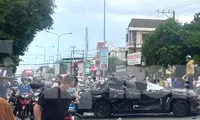 Kinh hoàng ô tô ‘điên’ tông hàng loạt phương tiện rồi lăn nhiều vòng trên đường