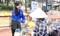 Tuổi trẻ đất Thủ lo bữa sáng miễn phí, xe bánh mì 0 đồng cho công nhân khó khăn 