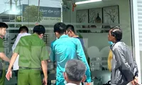Nữ nhân viên kinh hãi phát hiện chủ tiệm gội đầu tử vong trong tư thế treo cổ