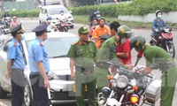 Bình Dương ra quân xử lý tình trạng lấn chiếm vỉa hè, chạy ngược chiều trên quốc lộ 13