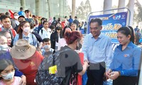 Thanh niên công nhân Bình Dương về quê đón Tết trên chuyến xe 0 đồng