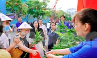 Phát miễn phí đồ ăn, nước uống Lễ hội Rằm tháng Giêng tại chùa trăm tuổi ở Bình Dương