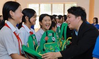 Ấm áp chương trình Tháng Ba biên giới của tuổi trẻ Bình Dương