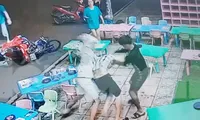 CLIP: Nhóm người đuổi đánh nhau gây náo loạn trong đêm ở Bình Dương