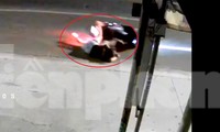 [CLIP] Người phụ nữ và con nhỏ ngã nhào sau khi bị cướp giật túi xách