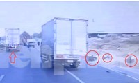 CLIP: Xe container ép ô tô tải gây ra vụ tai nạn rồi bỏ chạy