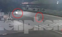 CLIP: Xe máy tông văng người phụ nữ trên quốc lộ 14 rồi bỏ chạy