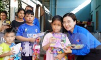 Bí thư T.Ư Đoàn Nguyễn Phạm Duy Trang trồng cây xanh, tặng quà con công nhân đồng bào thiểu số 