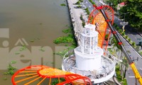 Ngắm toàn cảnh tháp cánh hoa dầu biểu tượng đất Thủ ở phố đi bộ ven sông Sài Gòn