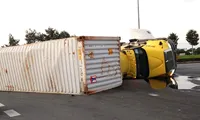 Xe container &apos;phơi bụng&apos; giữa vòng xoay đường huyết mạch ở Bình Dương