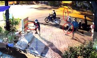 [CLIP] Nhóm đối tượng mang hung khí đập phá quán ăn ở Bình Dương