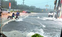 Mưa như trút nước kèm sấm sét ở Bình Dương, nhiều xe &apos;chết đuối’ trên đường