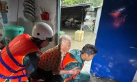Mưa kinh hoàng, người dân ở Bình Dương bật khóc nhìn nhà ngập lụt, tan hoang